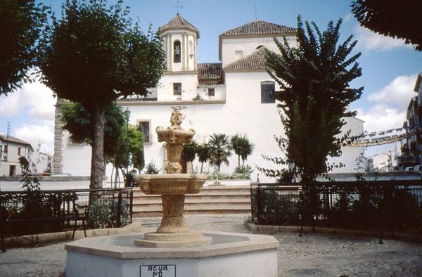 Fuente de Piedra an der Plaza de Naranjos